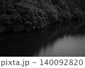 貯水池　木々と水面をモノクロで 140092820
