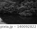 貯水池　木々と水面をモノクロで。 140092822