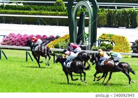 京都競馬場直線とゴール前 140092945