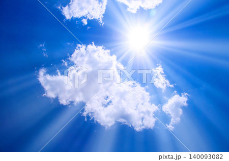 青空に輝く太陽光と白い雲の自然背景 青空に輝く太陽光と白い雲の自然背景 140093082