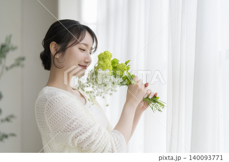 花を持った30代の女性 横顔 花を持った30代の女性 横顔 140093771