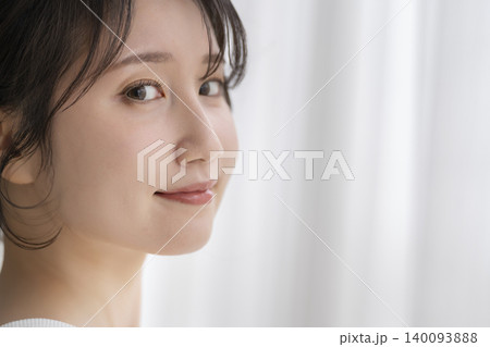 カメラ目線で微笑む若い女性 カメラ目線で微笑む若い女性 140093888