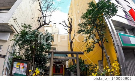 東京、新宿 秋葉神社 鳥居と社殿 都会の聖域　 140093903