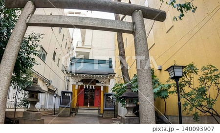 東京、新宿 秋葉神社 鳥居と社殿 都会の聖域 東京、新宿 秋葉神社 鳥居と社殿 都会の聖域 140093907