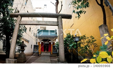 東京、新宿 秋葉神社 鳥居と社殿 都会の聖域　 140093908