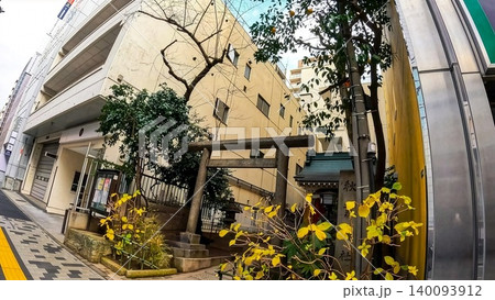 東京、新宿 秋葉神社 鳥居と社殿 都会の聖域 東京、新宿 秋葉神社 鳥居と社殿 都会の聖域 140093912