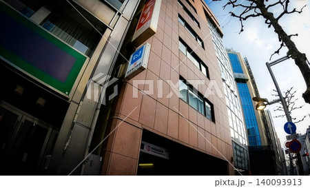 東京、新宿御苑前駅の出入口と周辺のビル群 東京、新宿御苑前駅の出入口と周辺のビル群 140093913