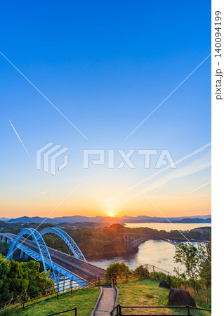 初夏の西海の丘展望台から見た西海橋と朝日 長崎県西海市 初夏の西海の丘展望台から見た西海橋と朝日 長崎県西海市 140094199
