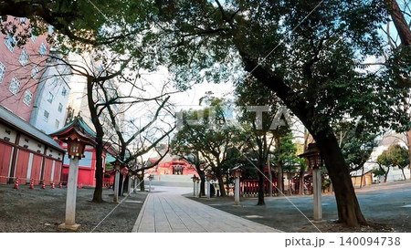 東京、新宿・花園神社 都会の喧騒の中の静寂 東京、新宿・花園神社 都会の喧騒の中の静寂 140094738