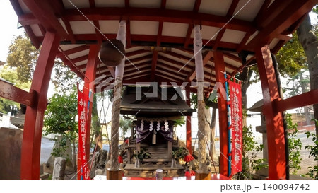 東京、新宿・花園神社 都会の喧騒の中の静寂 140094742