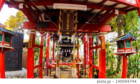東京、新宿・花園神社 都会の喧騒の中の静寂 東京、新宿・花園神社 都会の喧騒の中の静寂 140094744