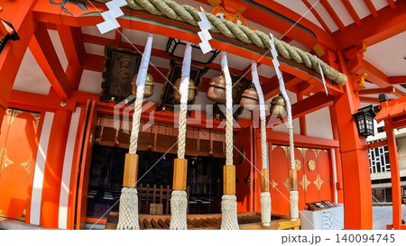 東京、新宿・花園神社 都会の喧騒の中の静寂 東京、新宿・花園神社 都会の喧騒の中の静寂 140094745