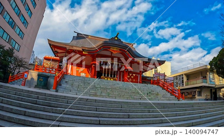 東京、新宿・花園神社 都会の喧騒の中の静寂 東京、新宿・花園神社 都会の喧騒の中の静寂 140094747