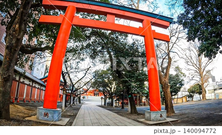 東京、新宿・花園神社 都会の喧騒の中の静寂 140094772