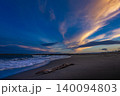 夕暮れの湘南海岸_夕焼け空と砂浜に流木のある風景 夕暮れの湘南海岸_夕焼け空と砂浜に流木のある風景 140094803
