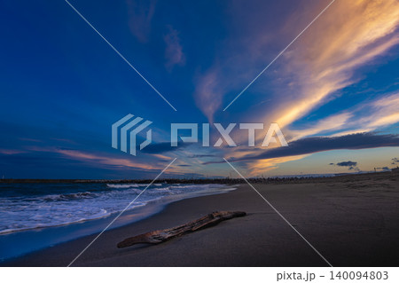 夕暮れの湘南海岸_夕焼け空と砂浜に流木のある風景 夕暮れの湘南海岸_夕焼け空と砂浜に流木のある風景 140094803