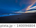 夕暮れの湘南海岸_夕焼け空と砂浜に小石のある風景 夕暮れの湘南海岸_夕焼け空と砂浜に小石のある風景 140094804