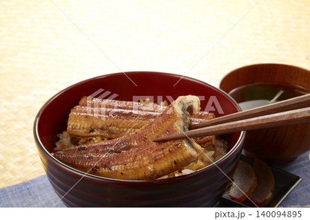 日本の夏のスタミナ料理_鰻丼 140094895