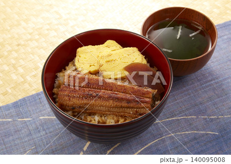 日本の夏のスタミナ料理_鰻丼 140095008