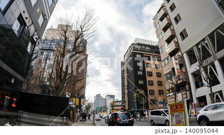 東京、都会のビル群に囲まれた新宿の稲荷鬼王神社　 140095044