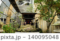 東京、都会のビル群に囲まれた新宿の稲荷鬼王神社　 140095048