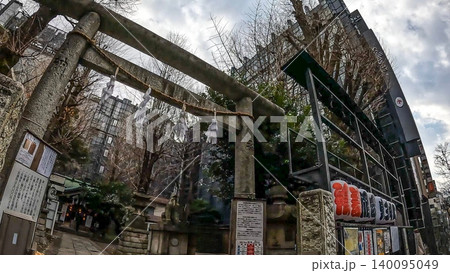 東京、都会のビル群に囲まれた新宿の稲荷鬼王神社 東京、都会のビル群に囲まれた新宿の稲荷鬼王神社 140095049