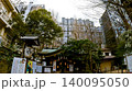 東京、都会のビル群に囲まれた新宿の稲荷鬼王神社　 140095050