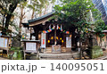 東京、都会のビル群に囲まれた新宿の稲荷鬼王神社　 140095051