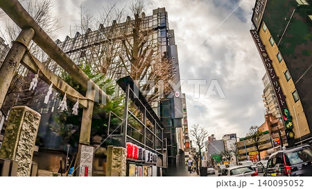 東京、都会のビル群に囲まれた新宿の稲荷鬼王神社 東京、都会のビル群に囲まれた新宿の稲荷鬼王神社 140095052
