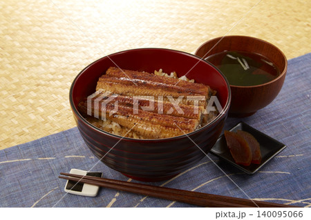 日本の夏のスタミナ料理_鰻丼 日本の夏のスタミナ料理_鰻丼 140095066
