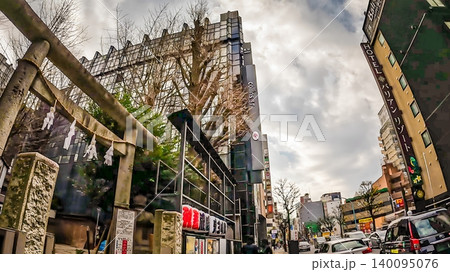 京、新宿・歌舞伎町の街並みと稲荷鬼王神社の鳥居 京、新宿・歌舞伎町の街並みと稲荷鬼王神社の鳥居 140095076