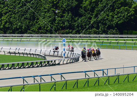 砂塵舞う京都競馬場第四コーナー 砂塵舞う京都競馬場第四コーナー 140095204
