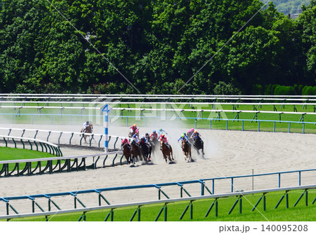 砂塵舞う京都競馬場第四コーナー 砂塵舞う京都競馬場第四コーナー 140095208