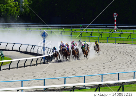 砂塵舞う京都競馬場第四コーナー 砂塵舞う京都競馬場第四コーナー 140095212