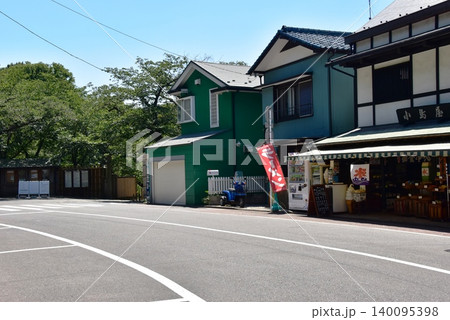横浜市 三溪園正門と土産物店 横浜市 三溪園正門と土産物店 140095398