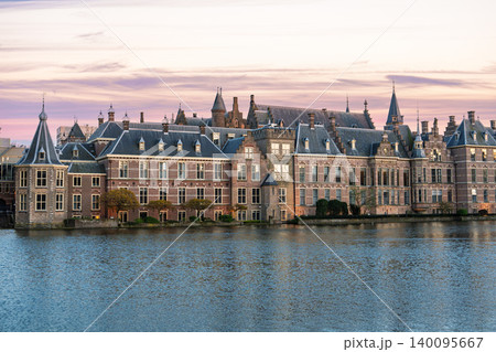Binnenhof Palace and Hofvijver lake in The Hague, Netherlands at sunset in the evening Binnenhof Palace and Hofvijver lake in The Hague, Netherlands at sunset in the evening 140095667