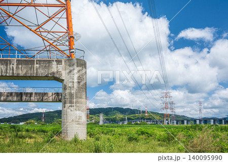 淀川河川敷に立つ送電線鉄塔 大阪府高槻市 淀川河川敷に立つ送電線鉄塔 大阪府高槻市 140095990