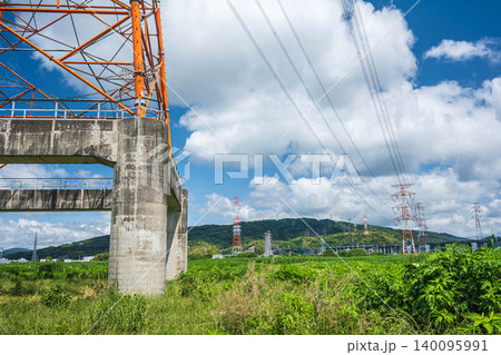 淀川河川敷に立つ送電線鉄塔　大阪府高槻市 140095991