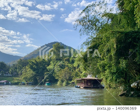 タイのカンチャナブリの山と青空と川に浮かぶボート タイのカンチャナブリの山と青空と川に浮かぶボート 140096369