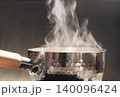 雪平鍋から立ちのぼる湯気 140096424