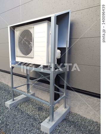 防雪カバー付きエアコン室外機の住宅設備施工 140096439