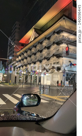 大阪・雨の夜の繁華街 140096445