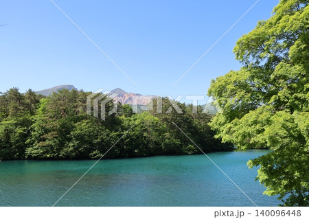 裏磐梯のエメラルドグリーンになった五色沼と磐梯山の景色2 140096448