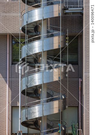 ビル屋外のステンレス製避難用らせん式すべり台 ビル屋外のステンレス製避難用らせん式すべり台 140096471
