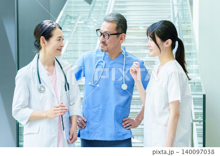 病院で打ち合わせをする医師と看護師 病院で打ち合わせをする医師と看護師 140097038