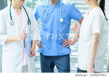 病院で打ち合わせをする医師と看護師 病院で打ち合わせをする医師と看護師 140097041