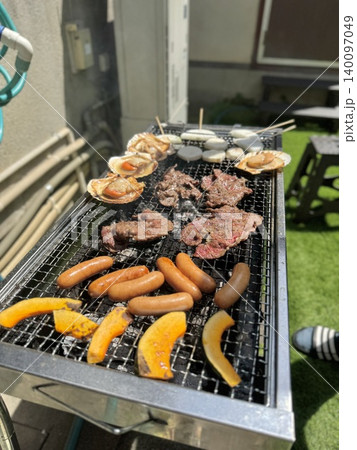 バーベキューで肉を焼く バーベキューで肉を焼く 140097049