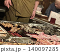 市場で売られる海鮮 140097285