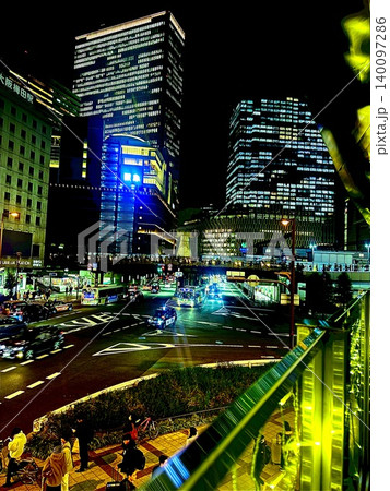 夜の都会を走る車の光跡 夜の都会を走る車の光跡 140097286