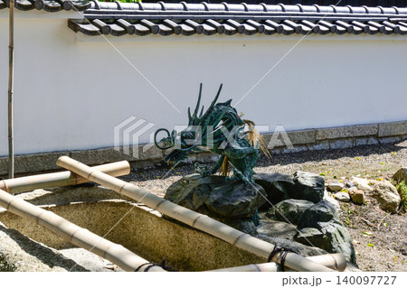 志那神社　手水鉢と龍口 140097727